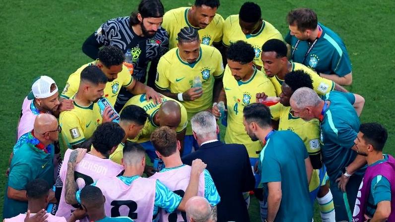 Jogadores do Brasil durante para para hidratação no jogo contra Marrocos, nos EUA