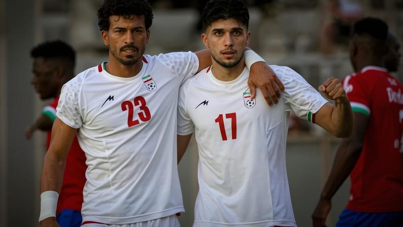 Jogadores do Irã durante amistoso contra Gâmbia