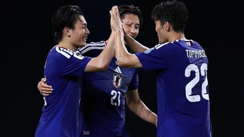 Jogadores do Japão comemoram gol de Ueda durante partida contra a Tunísia na Copa do Mundo