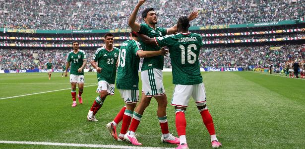 Jogadores do México comemoram gol de Raúl Jiménez contra a África do Sul