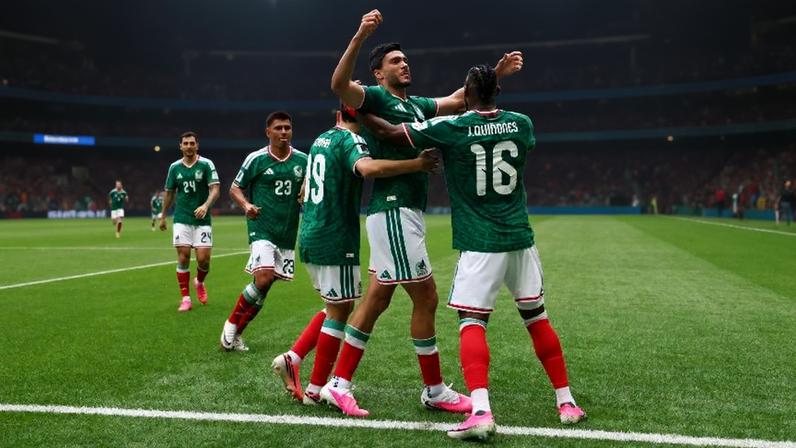 Jogadores do México comemoram gol de Raul Jiménez contra a África do Sul