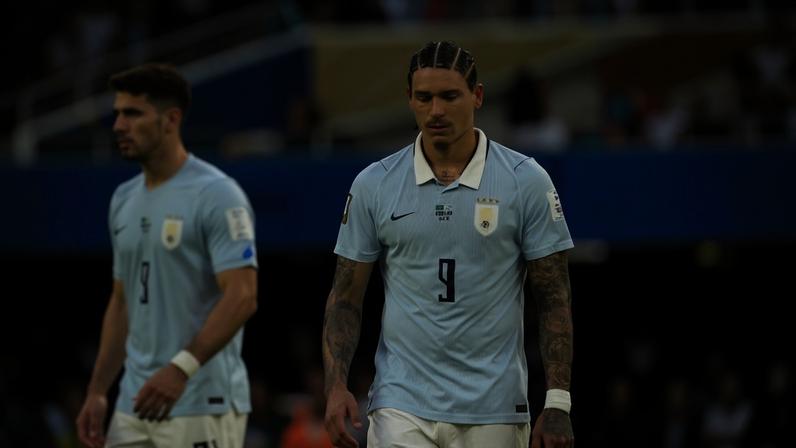 Jogadores do Uruguai se lamentam após gol da Arábia Saudita em jogo da Copa do Mundo
