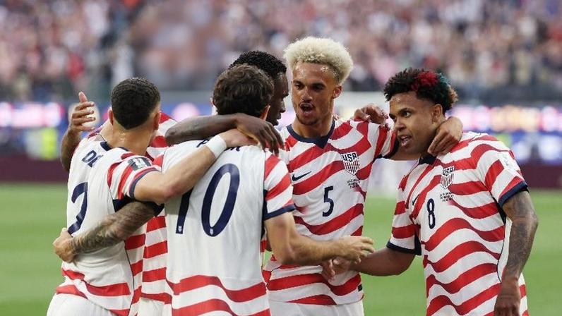 Jogadores dos Estados Unidos comemoram gol contra o Paraguai na Copa do Mundo