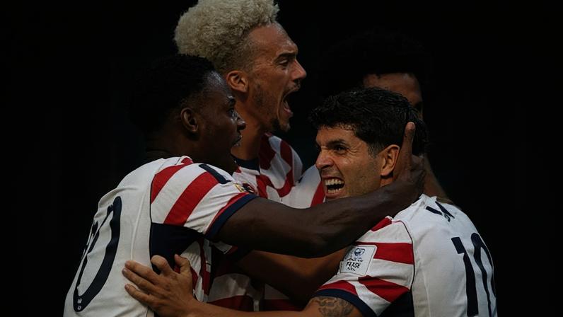 Jogadores dos Estados Unidos comemoram gol contra o Paraguai na Copa do Mundo
