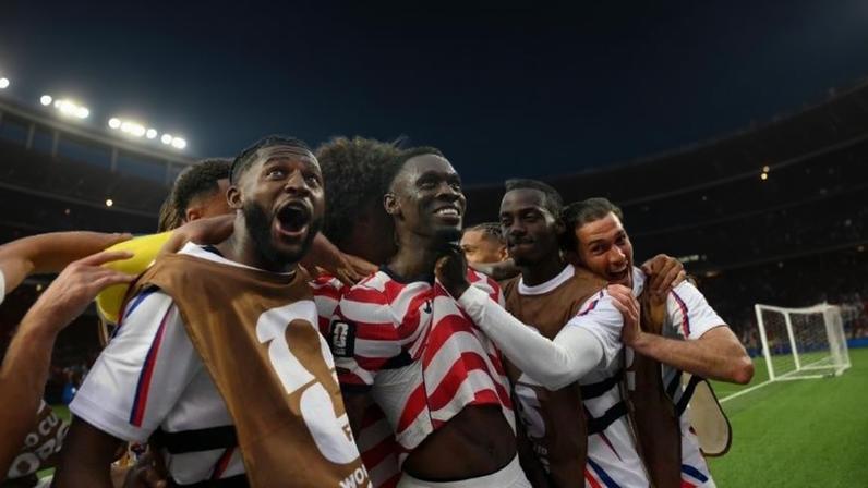 Jogadores dos Estados Unidos comemoram gol de Balogun, contra o Paraguai, na Copa do Mundo