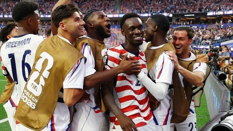 Jogadores dos Estados Unidos comemoram gol de Balogun contra o Paraguai, na Copa do Mundo