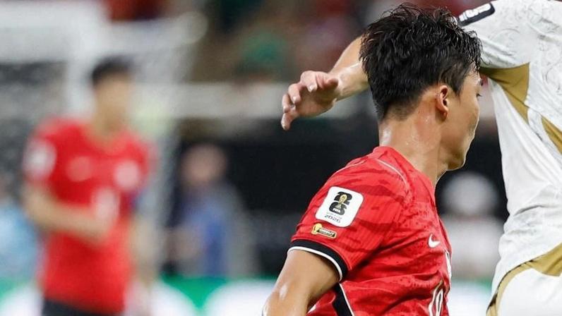 Jogadores usam patch de estreante em Copas na manga das camisa