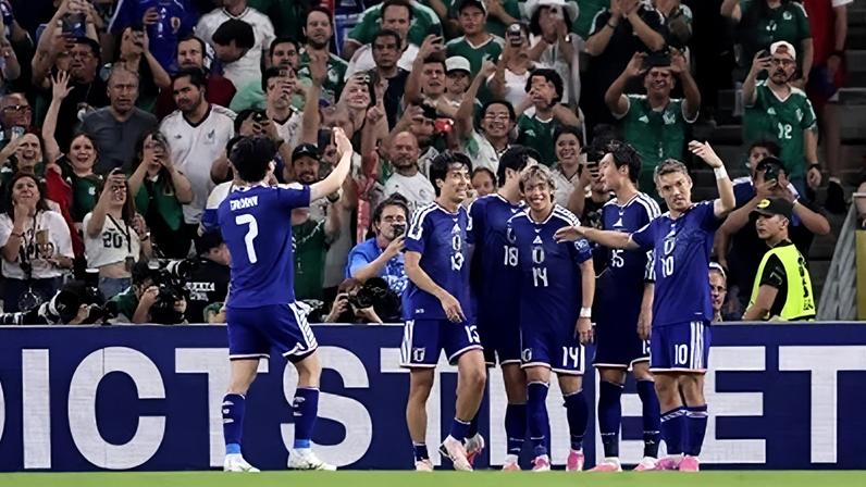 Jogadores do Japão comemorando um dos gols marcados sobre a Tunísia, em duelo da segunda rodada da Copa do Mundo