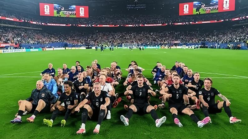 Jogadores da Noruega realizando a "comemoração viking" na vitória sobre Senegal na Copa do Mundo