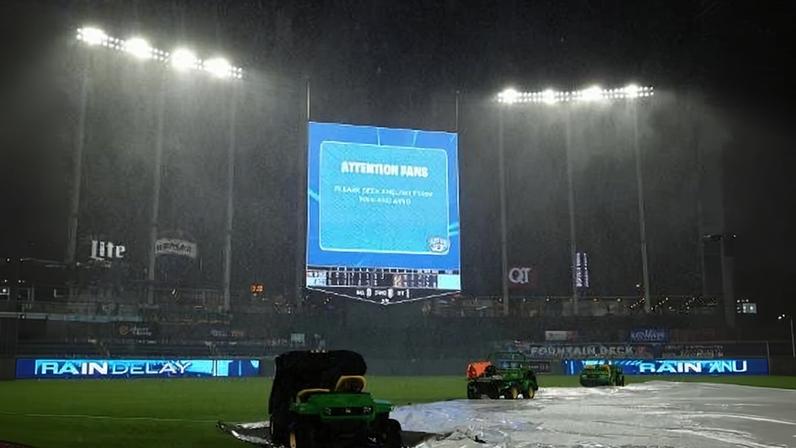 Jogo da MLB, entre Houston Astros e Kansas City Royals, em Kansas City, foi interrompido por temporal