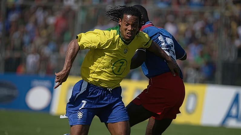 Ronaldinho em campo - Brasil 6 x 0 Haiti - Estádio Sylvio Cator, em Porto Príncipe, Haiti
