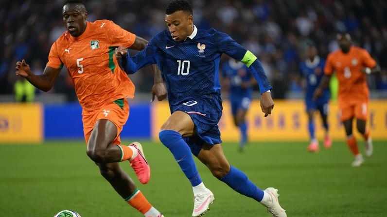 Mbappé e Singo disputam bola em amistoso entre França e Costa do Marfim antes da Copa do Mundo (Foto: Loic Venance/AFP)