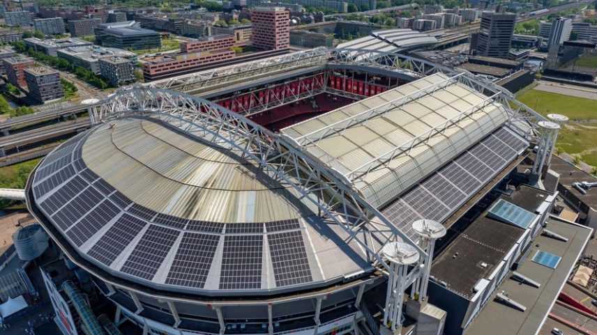 Descubra estádios sustentáveis que redefinem a relação entre arquitetura e meio ambiente, a exemplo do Johan Cruijff Arena, em Amsterdã (nesta imagem)