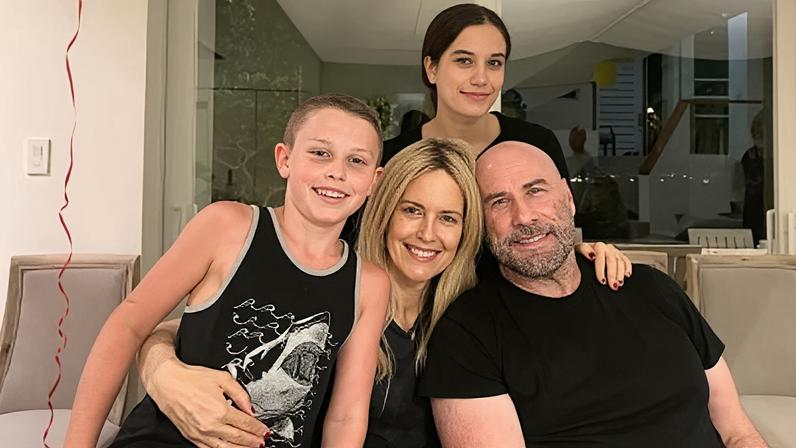 John Travolta ao lado dos filhos e de sua falecida esposa, Kelly Preston