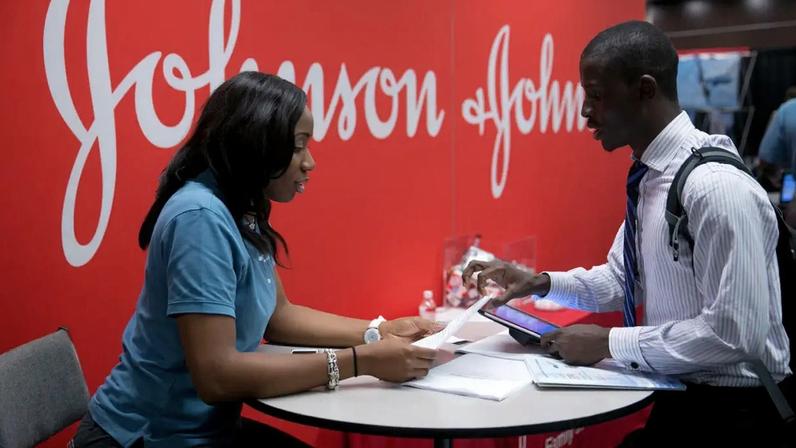 Johnson & Johnson (Andrew Harrer/Bloomberg/Getty Images)