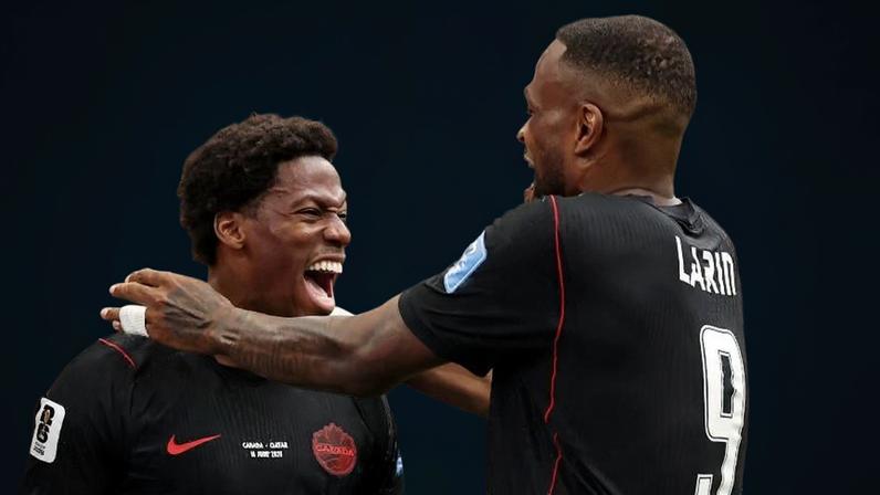 Jonathan David e Larin comemoram gol em Canadá x Qatar, jogo da Copa do Mundo