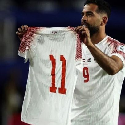 Atacante marca primeiro gol da Jordânia na Copa e presta homenagem