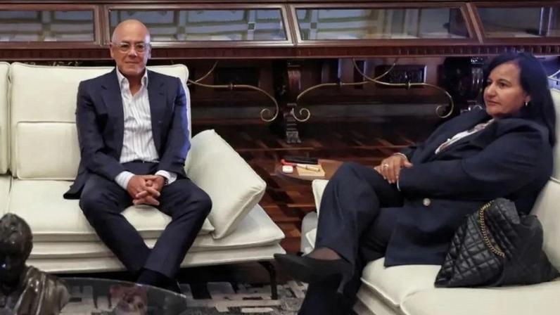 Opositora de Maduro retorna à Venezuela e inicia diálogo com governo