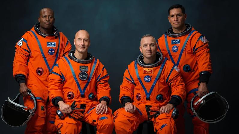 La tripulación de Artemis III posa para una foto oficial en sus trajes espaciales naranjas (de izquierda a derecha: Andre Douglas, Luca Parmitano, Randy Bresnik y Frank Rubio).