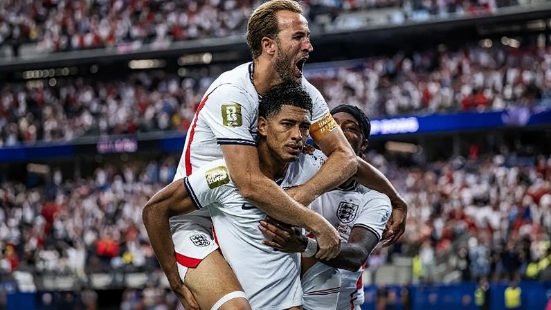 Jude Bellingham e Harry Kane comemoram gol da Inglaterra contra a Croácia na Copa do Mundo