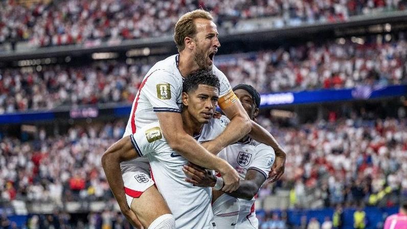 Jude Bellingham e Harry Kane comemoram gol da Inglaterra contra a Croácia na Copa do Mundo