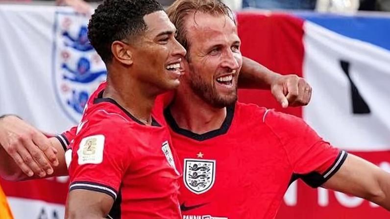 Jude Bellingham e Harry Kane comemoram gol da Inglaterra contra o Panamá