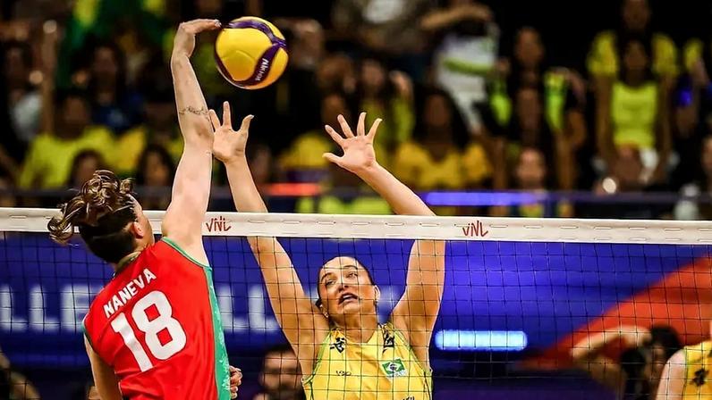 Julia Kudiess bloqueia em Brasil x Bulgária pela semana 1 da VNL 2026 (Foto: Volleyball World)