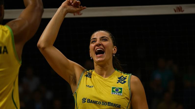 Julia Kudiess marcou 20 pontos na estreia do Brasil na VNL (Foto: Volleyball World)