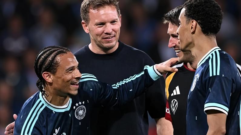 Julian Nagelsmann, técnico da Alemanha, ao lado de jogadores da seleção