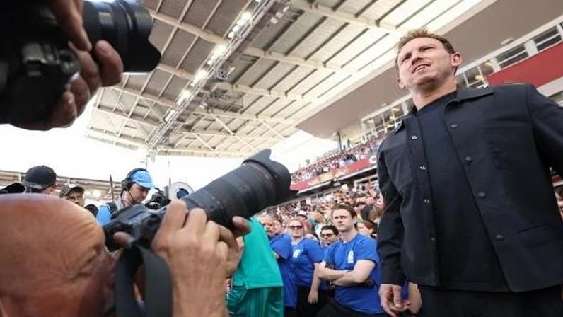 Julian Nagelsmann, técnico da Alemanha, reclamou sobre o posicionamento dos fotógrafos antes das partidas da Copa do Mundo