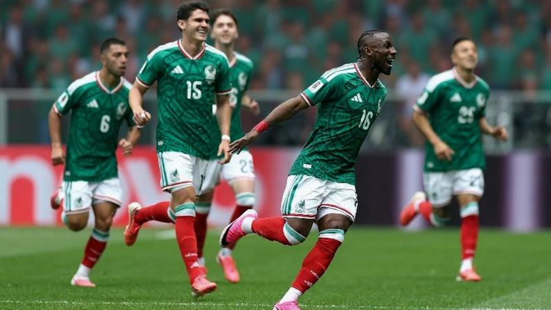 Julián Quiñones, do México, celebra gol contra a África do Sul, no primeiro jogo da Copa do Mundo 2026