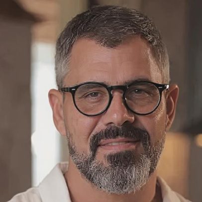 Juliano Cazarré vive vilão em novela vertical da Globo