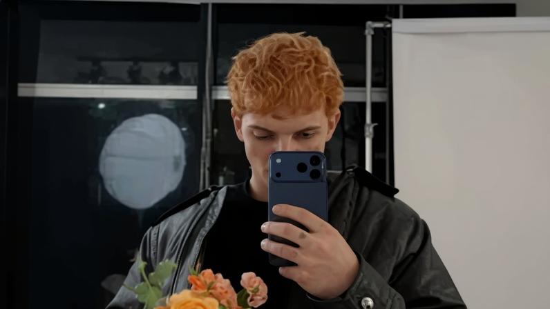 Juliano Floss pinta cabelo de ruivo e mostra reação de Marina Sena
