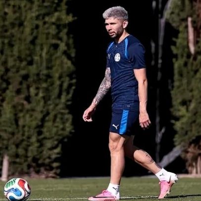 Meia do Paraguai volta a treinar com bola após deixar jogo chorando