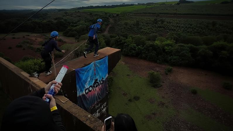 Ponte do Esqueleto, logo após jovem cair sem corda - Metrópoles