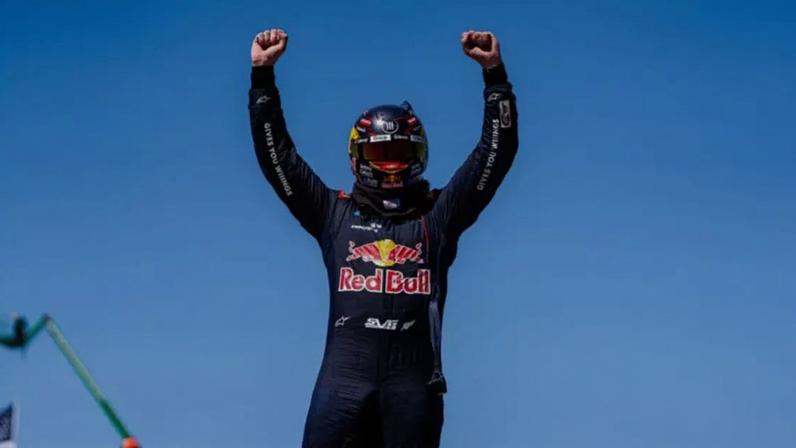 Shane van Gisbergen comemorando vitória em Sonoma.