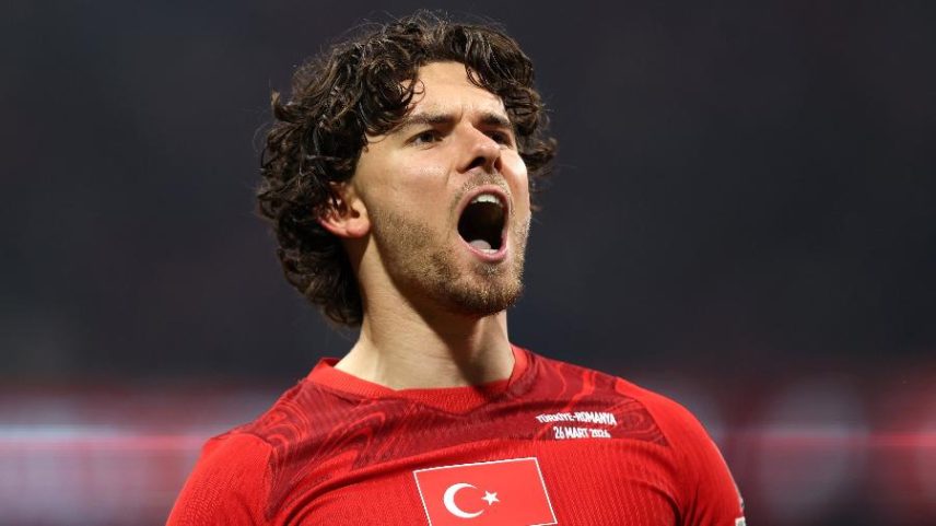 Kadioglu comemora gol marcado pela Turquia contra a Romênia na repescagem para Copa