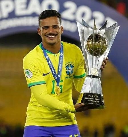 Kaiki Bruno, com troféu do Sul-Americano Sub-20