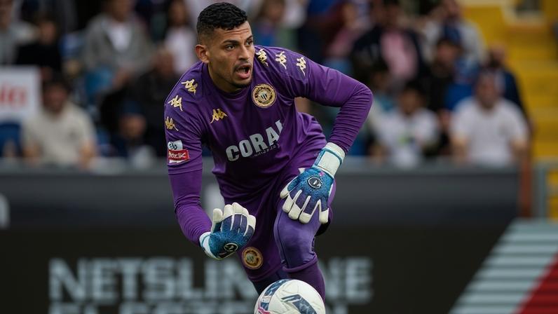 Kaique, goleiro que pertence ao Palmeiras, em ação pelo Nacional de Portugal
