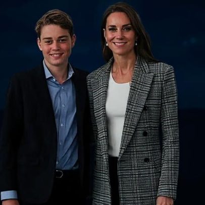 Kate Middleton posa com o príncipe George; detalhe: quase na altura da mãe