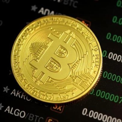 Bitcoin cai para US$ 62 mil com saída de ETFs e demanda fraca