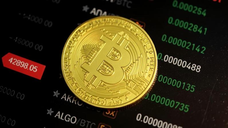Representação do bitcoin em painel de cotações — Foto: Kanchanara/Unsplash