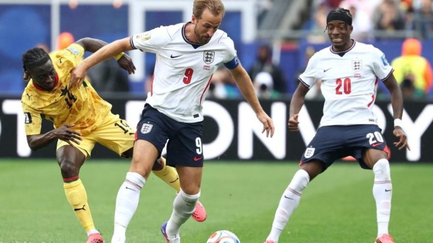 Kane disputa a bola em duelo entre Inglaterra e Gana na Copa do Mundo