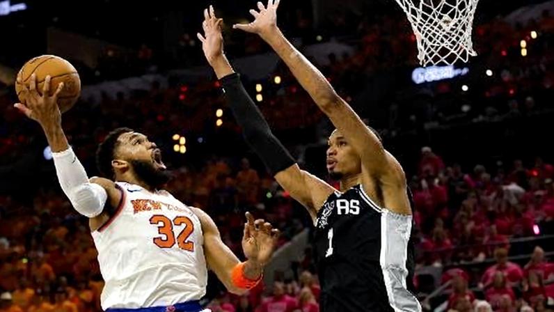 Karl-Anthony Towns, do New York Knicjs, é marcado por Victor Wembanyama, do San Antonio Spurs