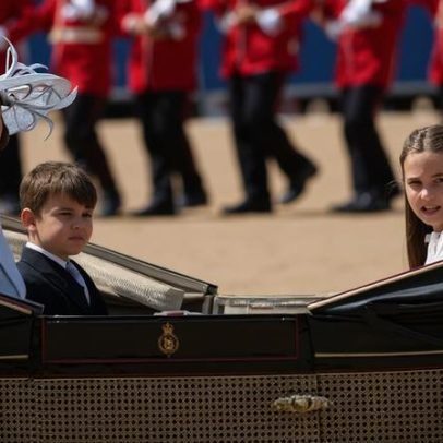 Kate Middleton participa de tradicional procissão de carruagens em Londres