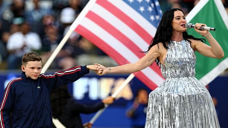 Katy Perry cantou ao lado de Tius Luka, de 10 anos, na abertura da Copa do Mundo nos EUA