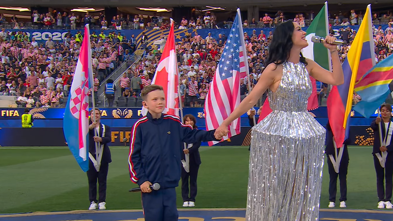 Katy Perry e Tius Luka se apresentam na abertura da Copa do Mundo no Los Angeles Stadium