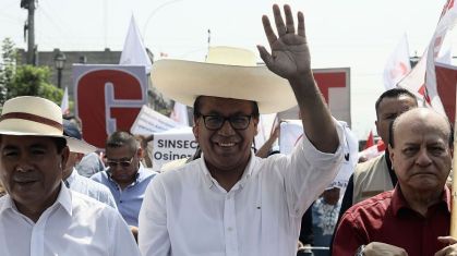 Milhares de pessoas participam de uma manifestação durante a comemoração do Dia Internacional do Trabalhador, que também contou com a presença do candidato presidencial Roberto Sánchez, em 1º de maio de 2026, em Lima, Peru