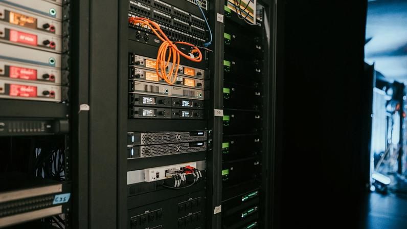 Saiba como os clusters são uma tecnologia essencial para a computação moderna (imagem: Kevin Ache/Unsplash)