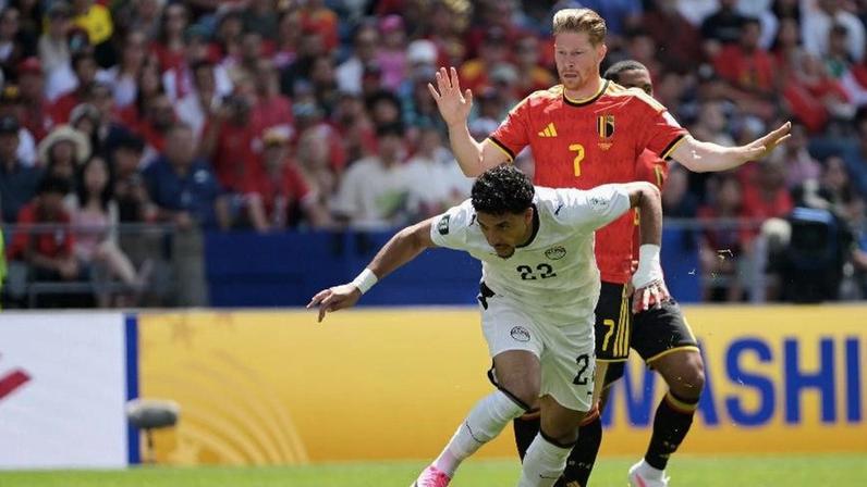 Kevin De Bruyne e Omar Marmoush disputam a bola na partida entre Bélgica e Egito pela Copa do Mundo 2026